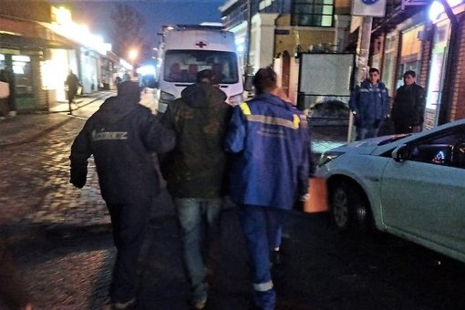 Работники ПСЧ-244 #Мособлпожспас оказали помощь мужчине, который стоял на краю платформы и упал на рельсы